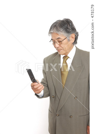 發送在手機的資深商人電子郵件 478179