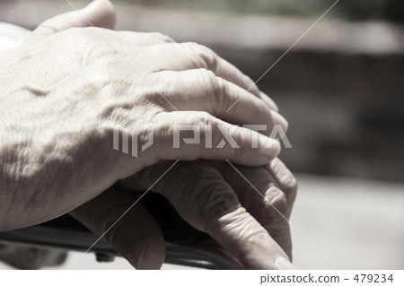 老年人的手 479234
