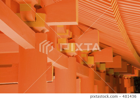 春日大社的屋頂漆成紅色 481436