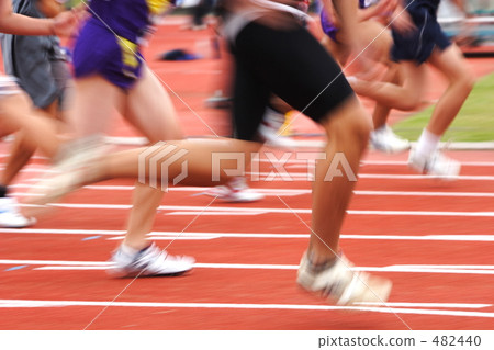 快速的土地短跑運動員 482440