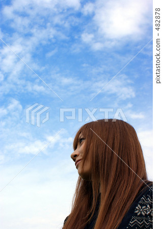 A girl looking up at the sky A girl looking up at the sky 482878