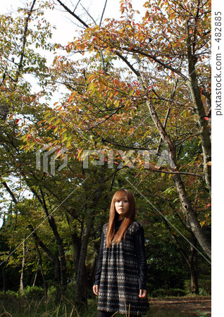 走在公園的女孩 482885