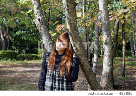 走在公園的女孩 482886