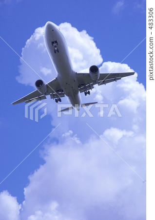 Airplanes and clouds 483306