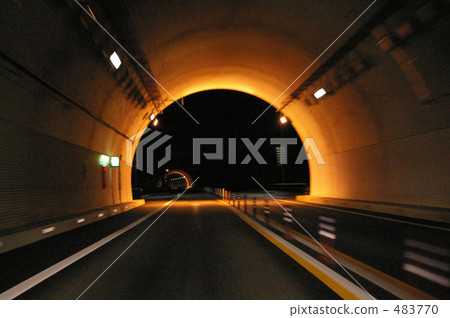 晚上隧道出口 483770