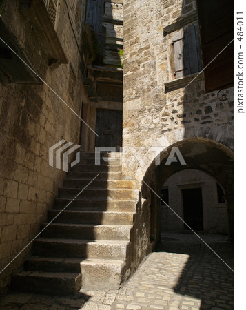 Croatia · Trogir Alley in the Old Town 484011