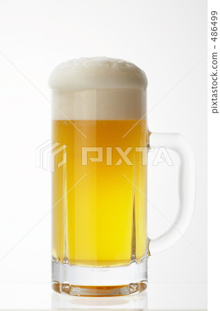 冷杯子生啤酒與溢出的泡沫 486499
