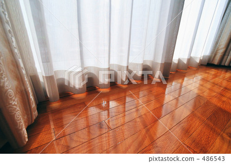 窗簾反映在地板上 486543
