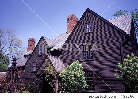 七座山牆房屋 488266