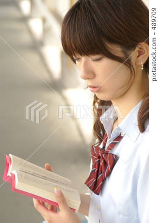 Female high school student reading with liquid bench Female high school student reading with liquid bench 489709