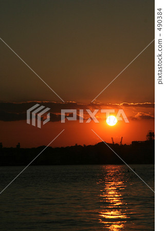 海和日落的垂直位置 490384