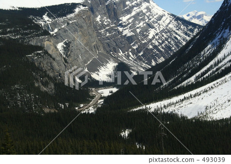 位於加拿大落基山脈的位置 493039