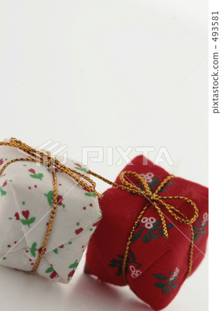 Red and white gift wrapping 493581