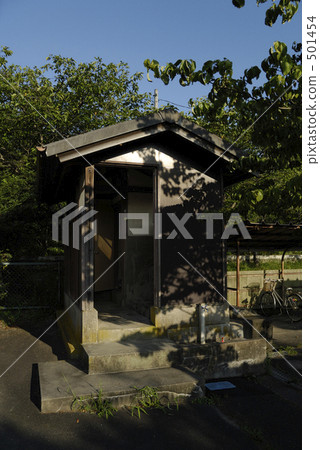 unjeong station, public toilet, day 501454