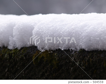 Snow on block fence 504559