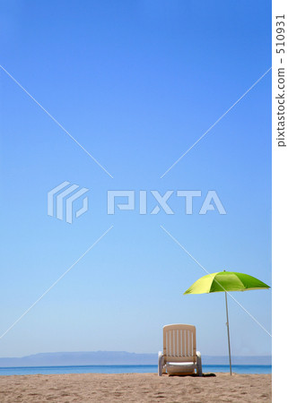 Beach umbrella and blue sky 510931