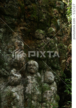 Mossy stone Buddha group 512127