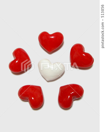 one white heart surrounded by five red hearts 513856