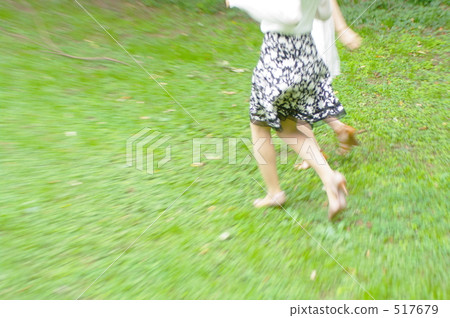 Two girls run by two people 517679