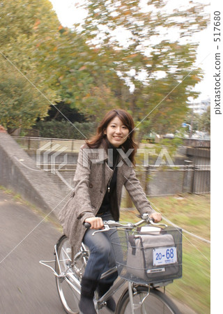 Cycling in autumn leaves 517680