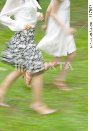 兩個女孩由兩個人經營 517697