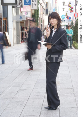 Slow shutter "notebook and mobile and business woman" 521677