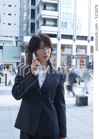 Slow shutter "Mobile and business woman" 521679