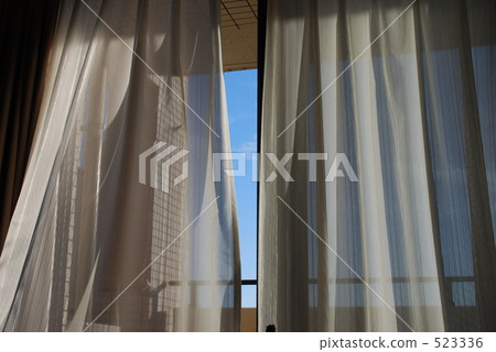 窗簾 窗帘 在窗戶旁 523336