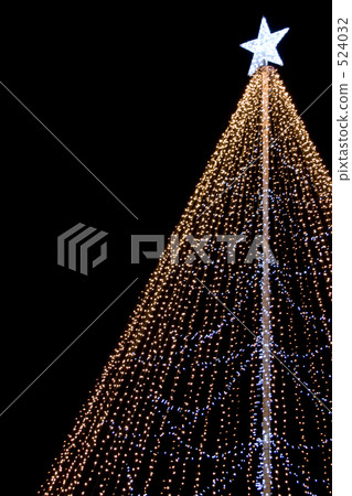 Tree rising in the night sky Tree rising in the night sky 524032