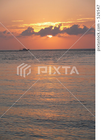 Sunrise and the sea 526547