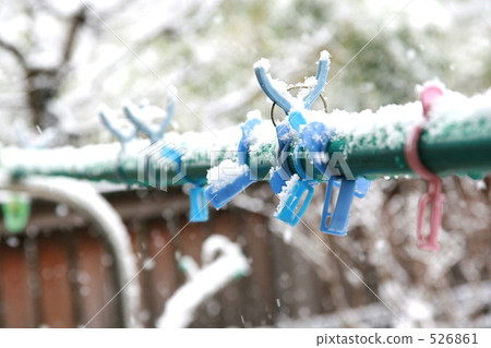 snow          526861