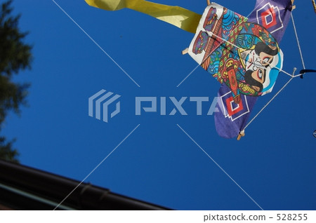 Kite flying in the blue sky 528255