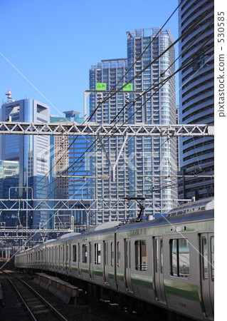 通勤火車在大廈之間運行 530585
