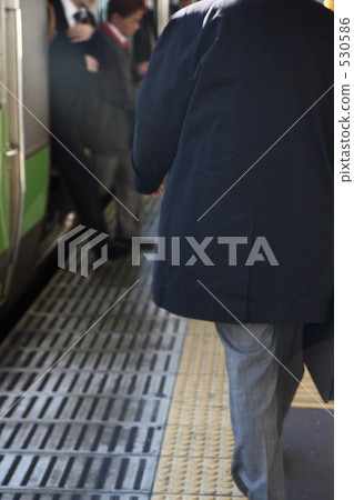 下降從火車的商人 530586