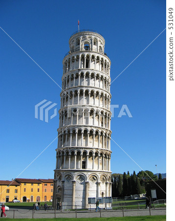 發光在藍天的比薩斜塔 531049
