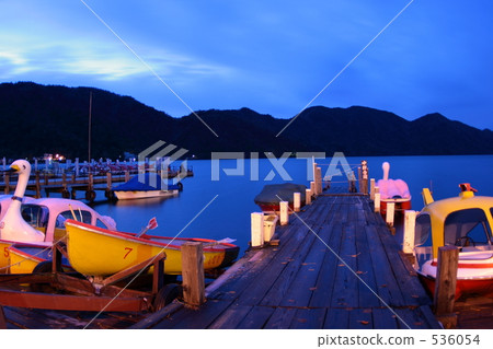 中禪寺湖在早晨 536054