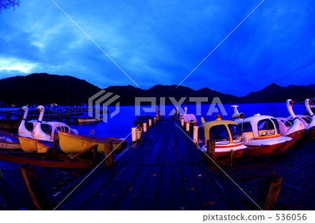 中禪寺湖在早上3 536056