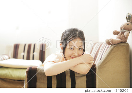 年輕人 提神 客廳 540203