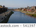 從京都四條大橋的春天風景 541397
