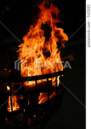 火焰的舞蹈照亮了黑暗 542085