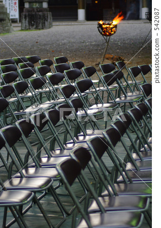 A chair waiting for customers 542087