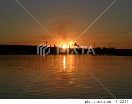 早晨的陽光,煙囪和煙霧 早晨的陽光,煙囪和煙霧 542235