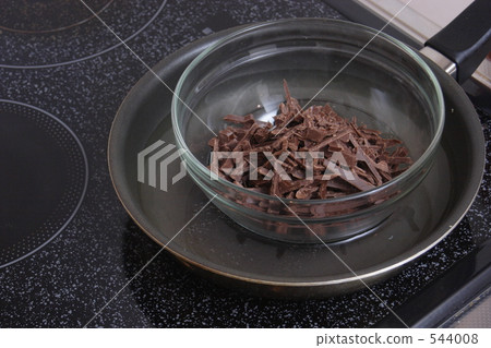 粉碎後,將其放在熱水中。 粉碎後,將其放在熱水中。 544008