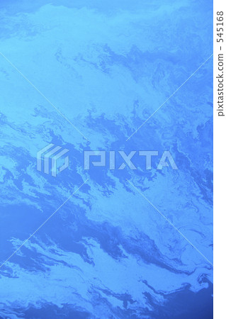 Oil floating water surface 545168