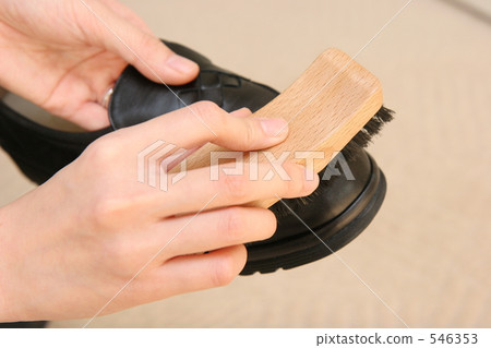 Shoe polishing 546353
