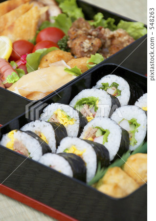 A folded packed lunch 548263