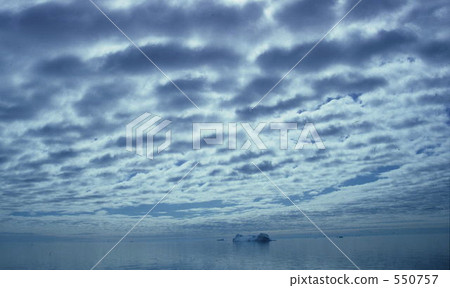 在格陵蘭島上漂流冰和鱗片雲 550757