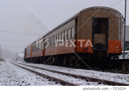 Behind the stove train 551024