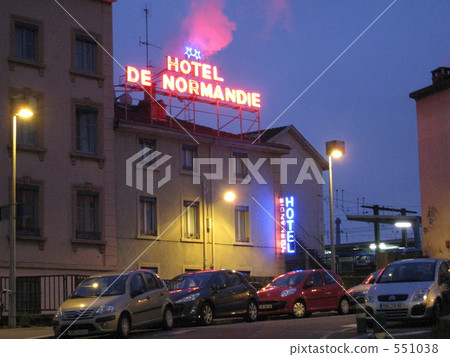 銀漢雙星 站前 霓虹燈 551038