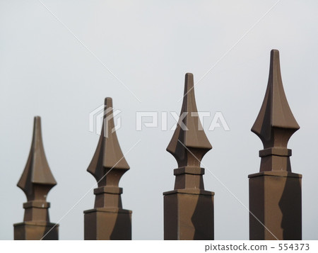 在鐵柵欄前面 554373